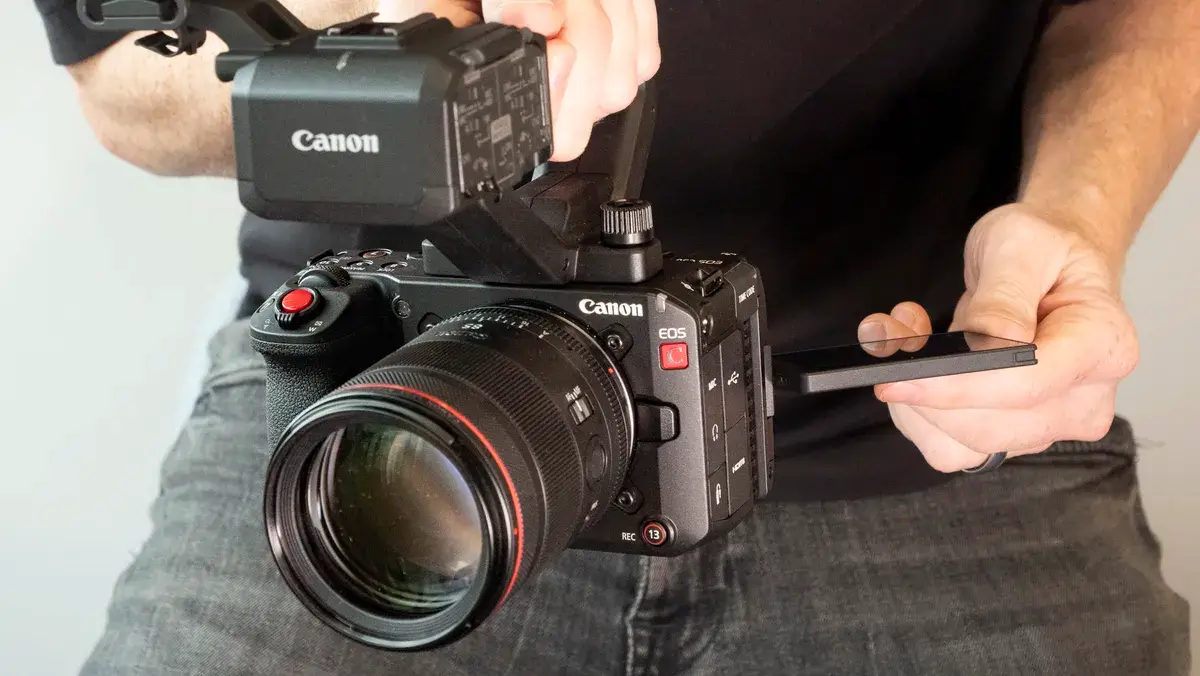 佳能 EOS C50 配有顶部手柄，由电影制片人手持