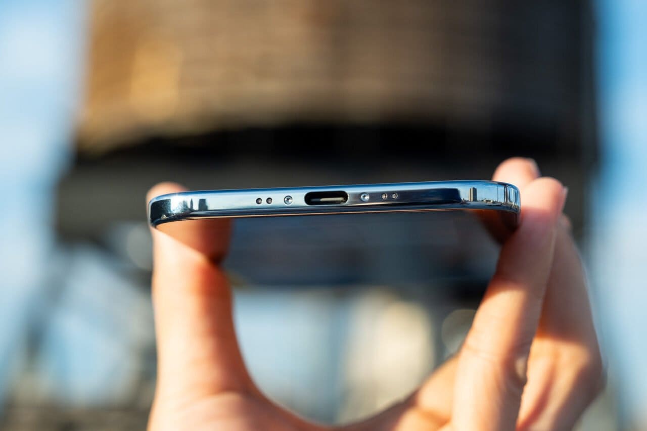 天蓝色 iPhone Air 充电口