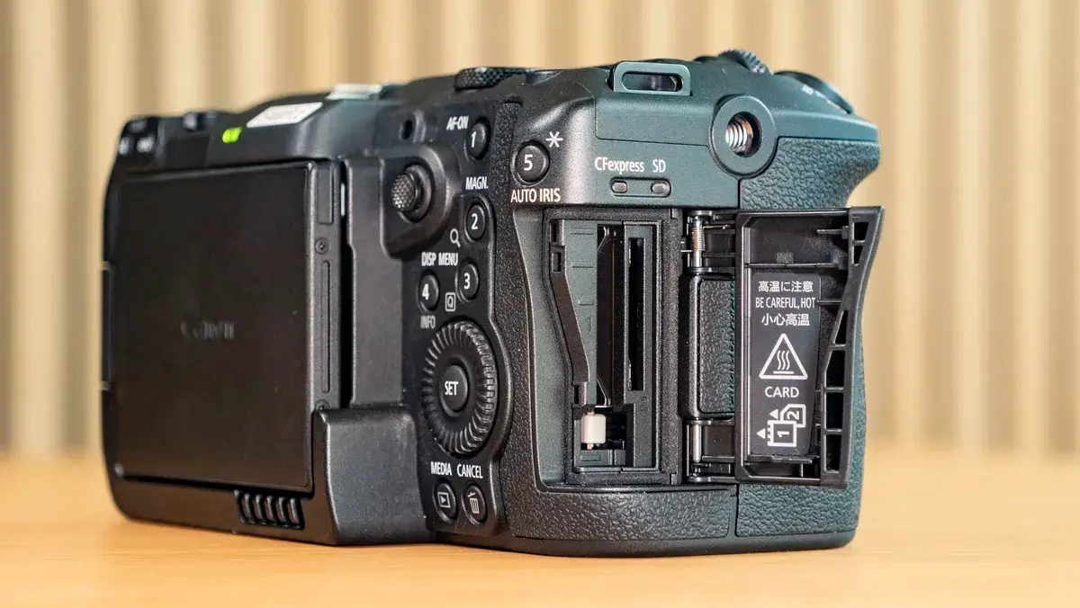 佳能 EOS C50 存储卡盖特写