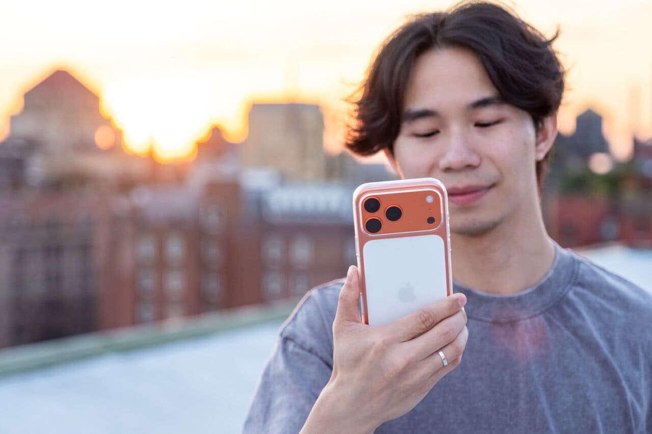 宇宙橙色 iPhone 17 Pro Max 搭配 Apple 透明保护壳