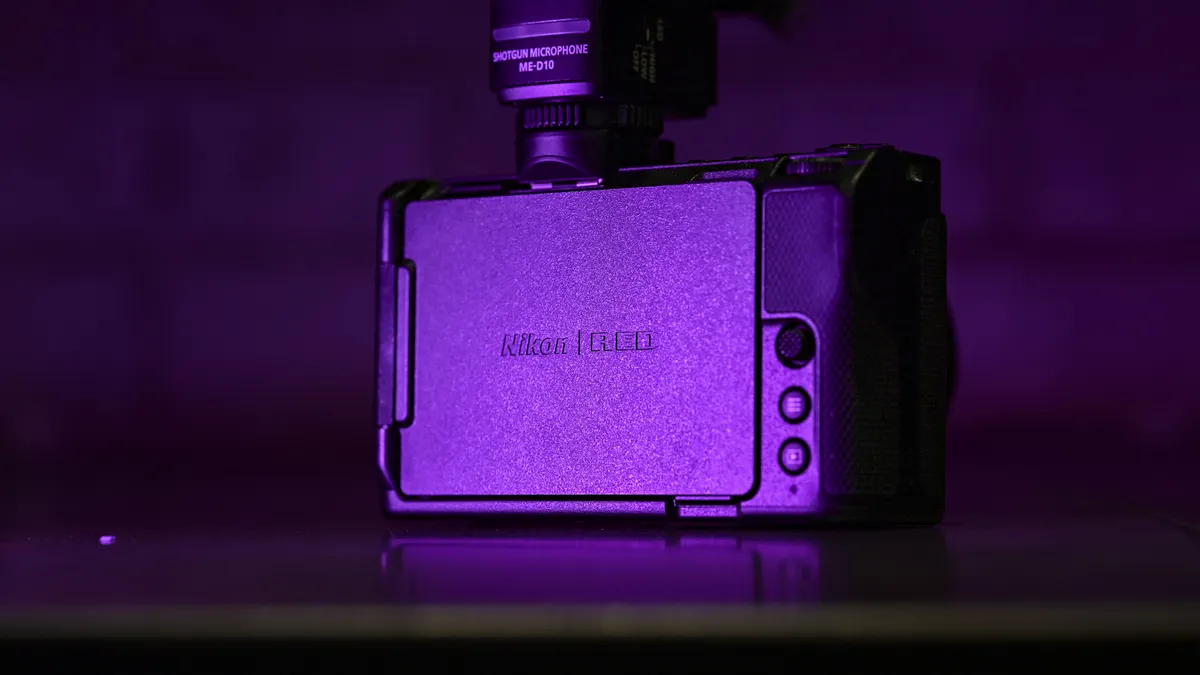 低调洋红色灯光下的尼康 ZR 相机背面