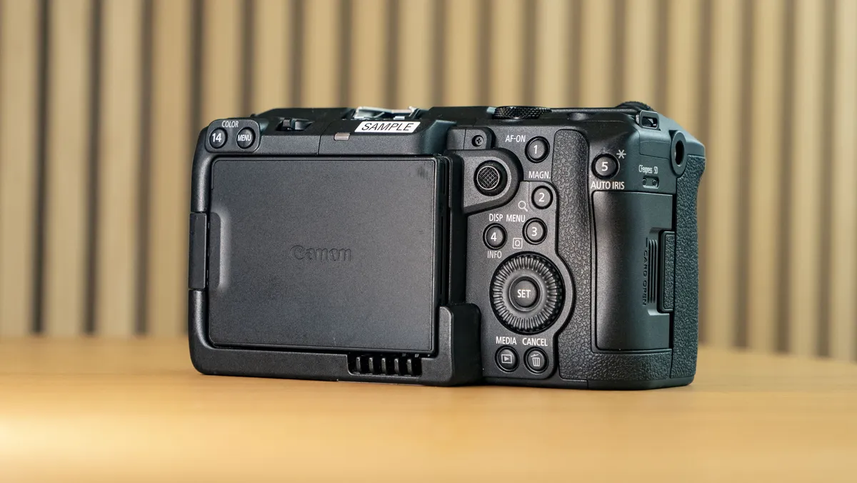 佳能 EOS C50 放在木质表面上，背面视图