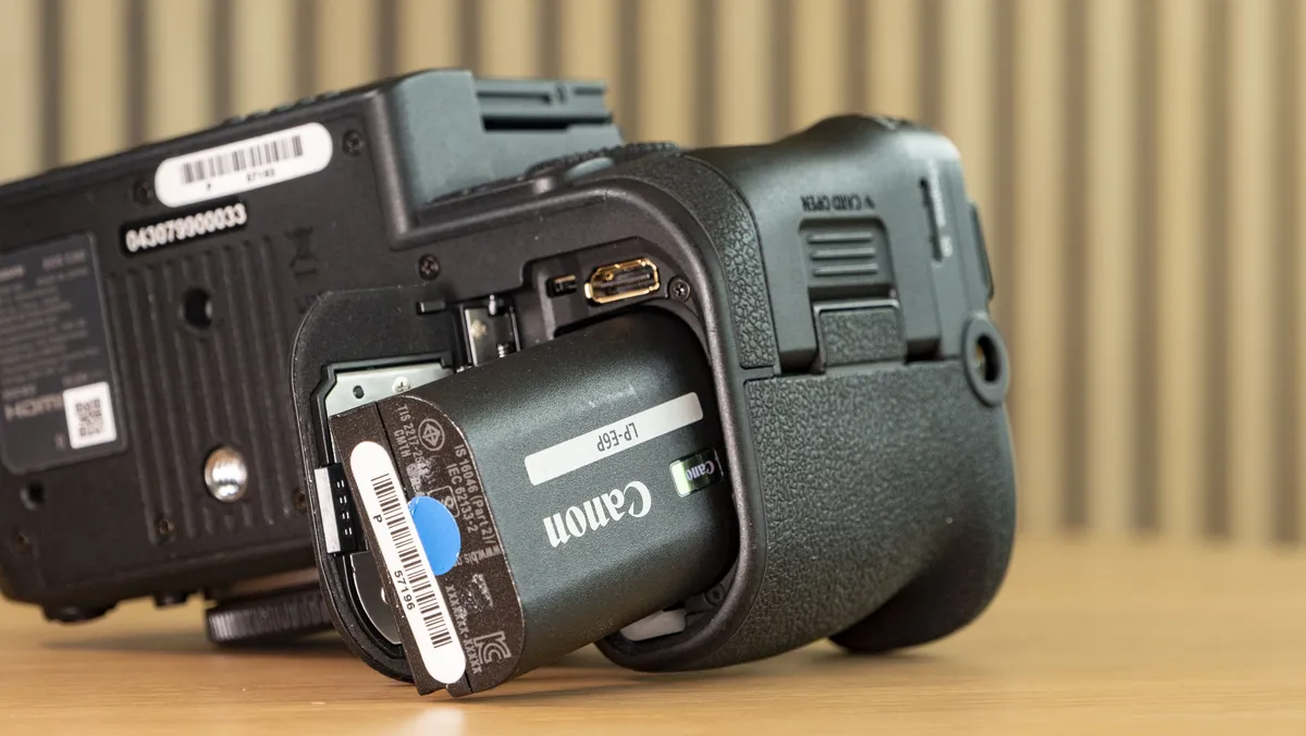 佳能 EOS C50 电池特写