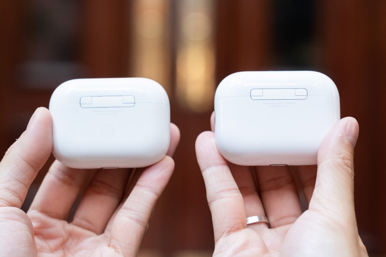 AirPods Pro 2 保护壳（左） vs. AirPods Pro 3 保护壳（右）
