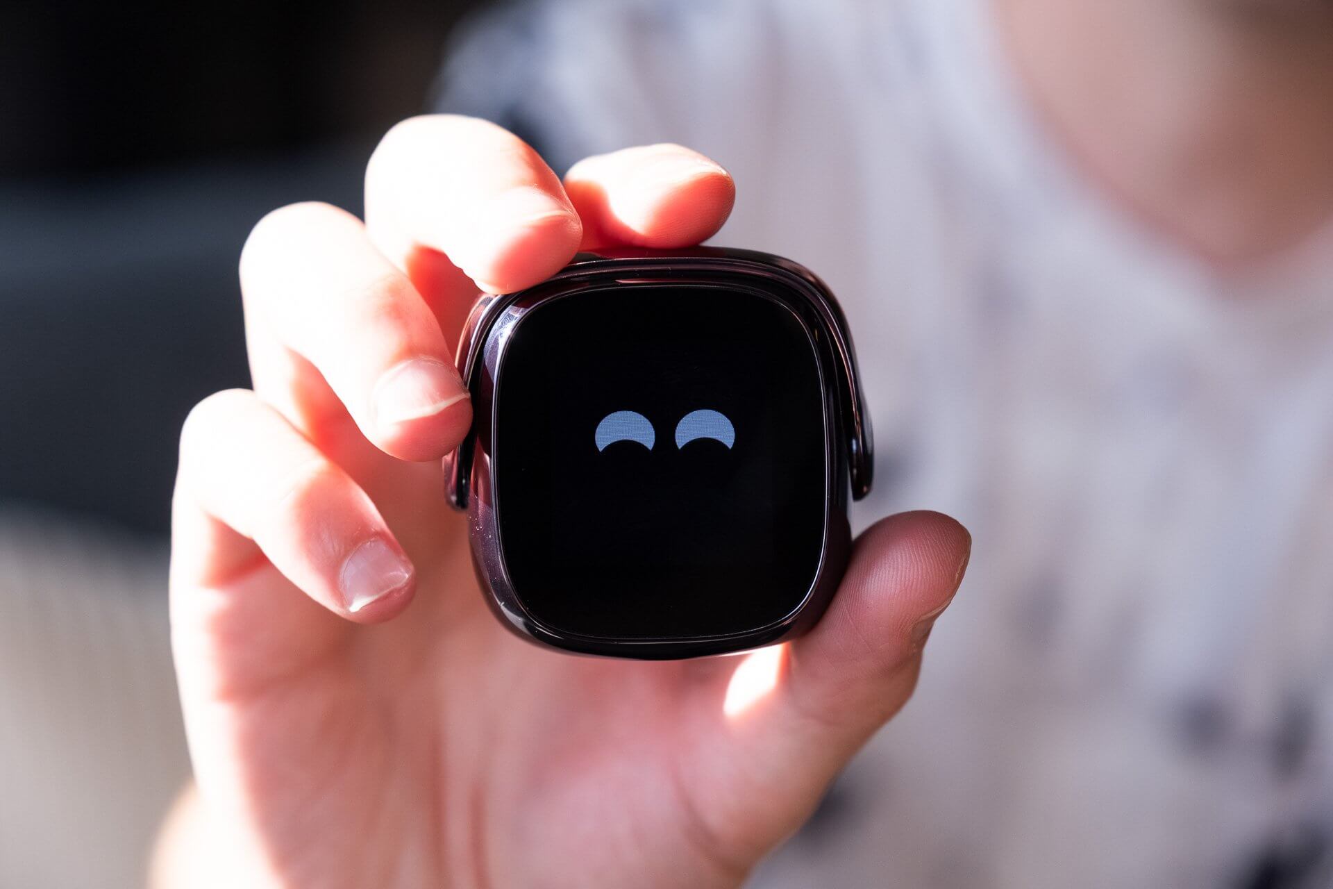 是的，这是 Oso AI 耳塞充电盒屏幕上的一张脸。