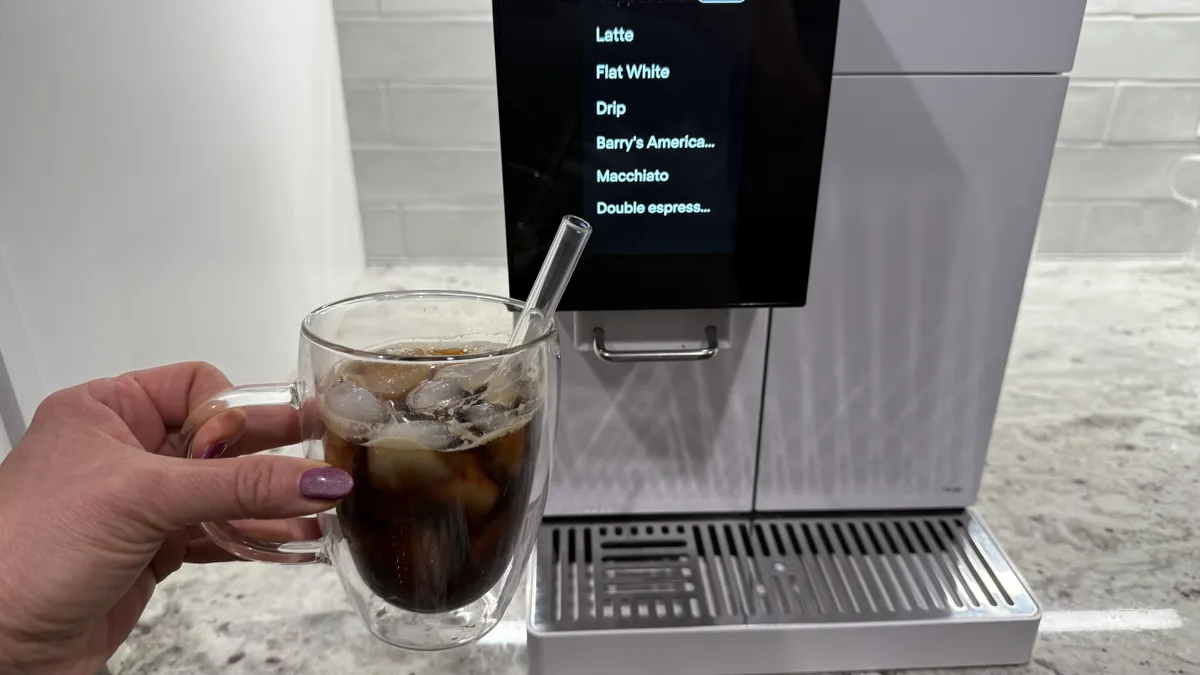 Terra Kaffe TK-02 前的双份冰意式浓缩咖啡