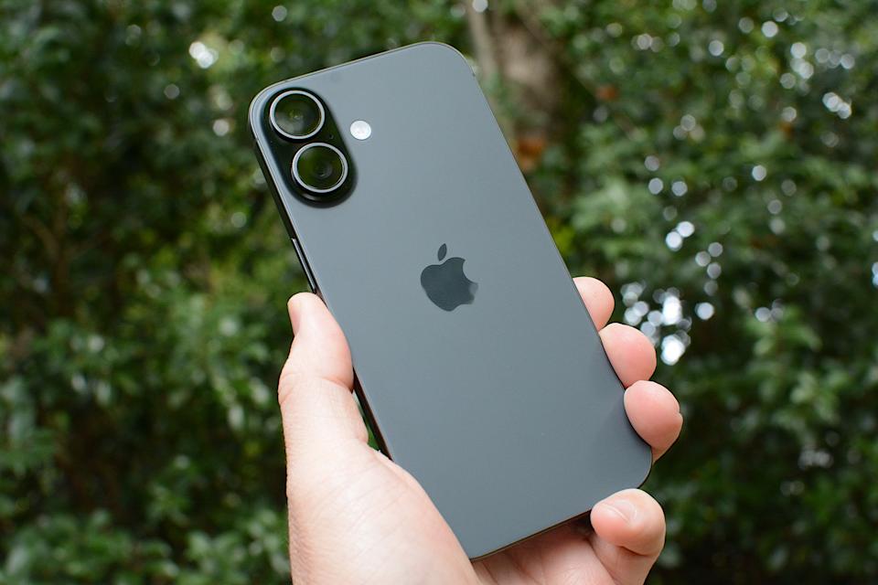 iPhone 17 仍然配备两个后置摄像头，但超广角得到了升级。