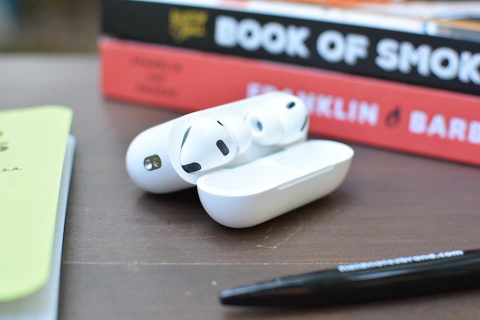 该外壳比 AirPods Pro 2 稍大一些，但形状保持一致。