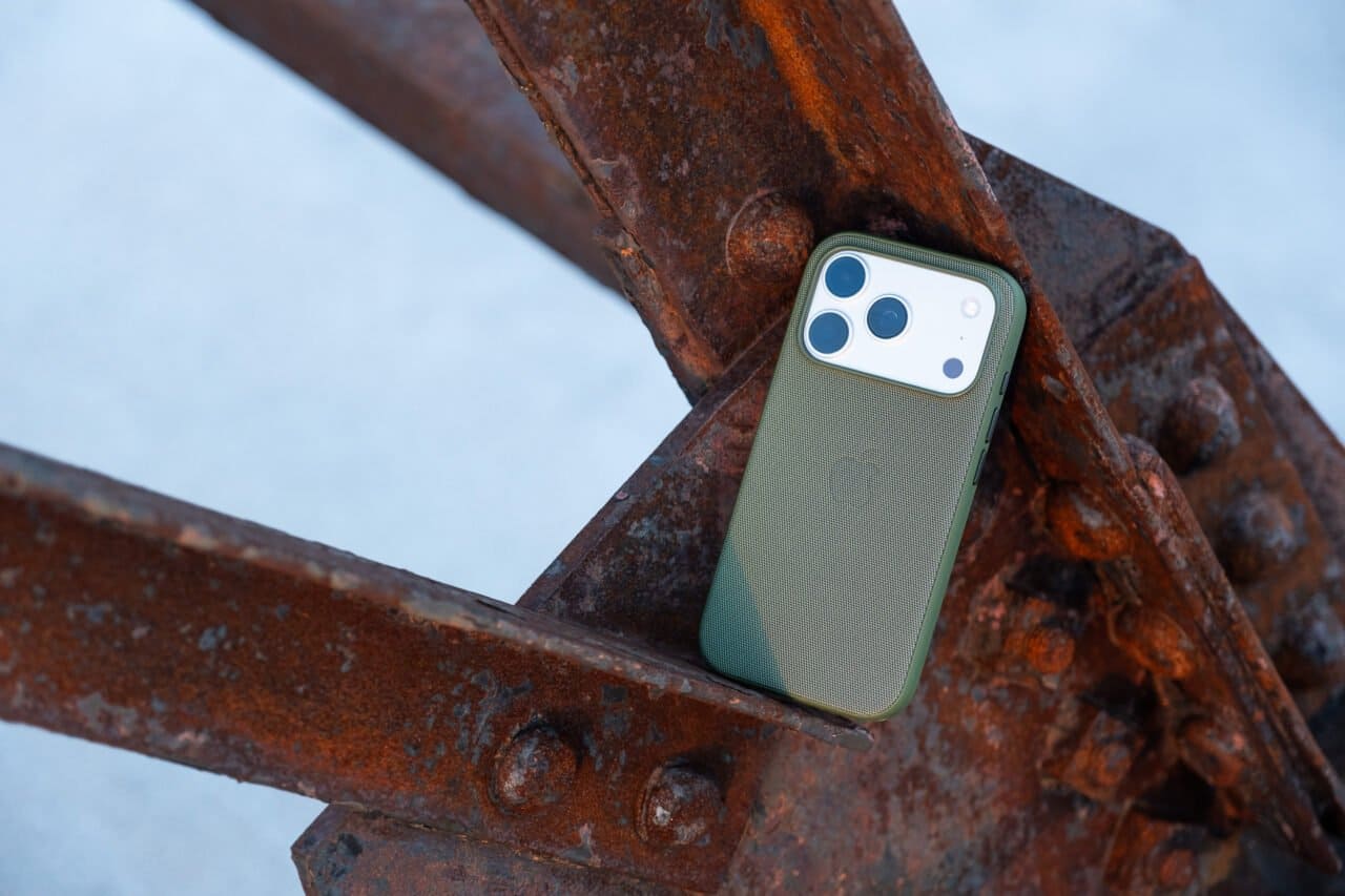 银色 iPhone 17 Pro 搭配 TechWoven 保护壳