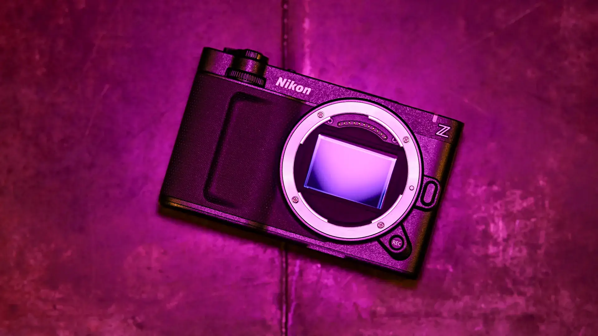 尼康 ZR 相机，无镜头，低调洋红色灯光下
