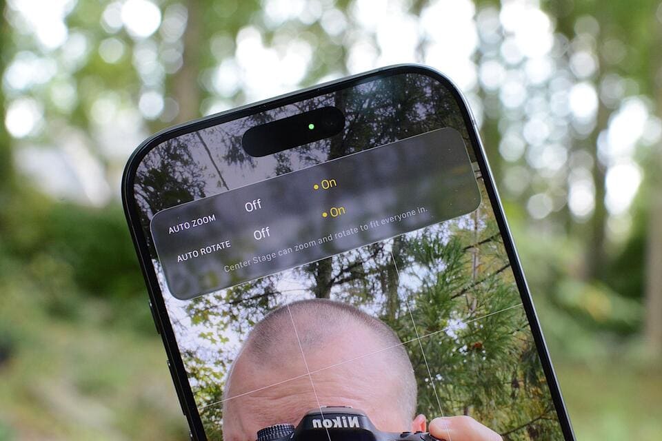 前置摄像头已升级为方形传感器，以支持 Apple 的 Center Stage 功能。