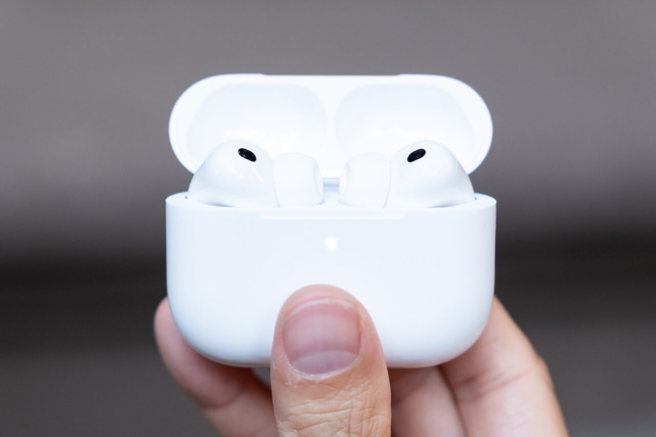 Apple AirPods Pro 3 放置在保护盒里