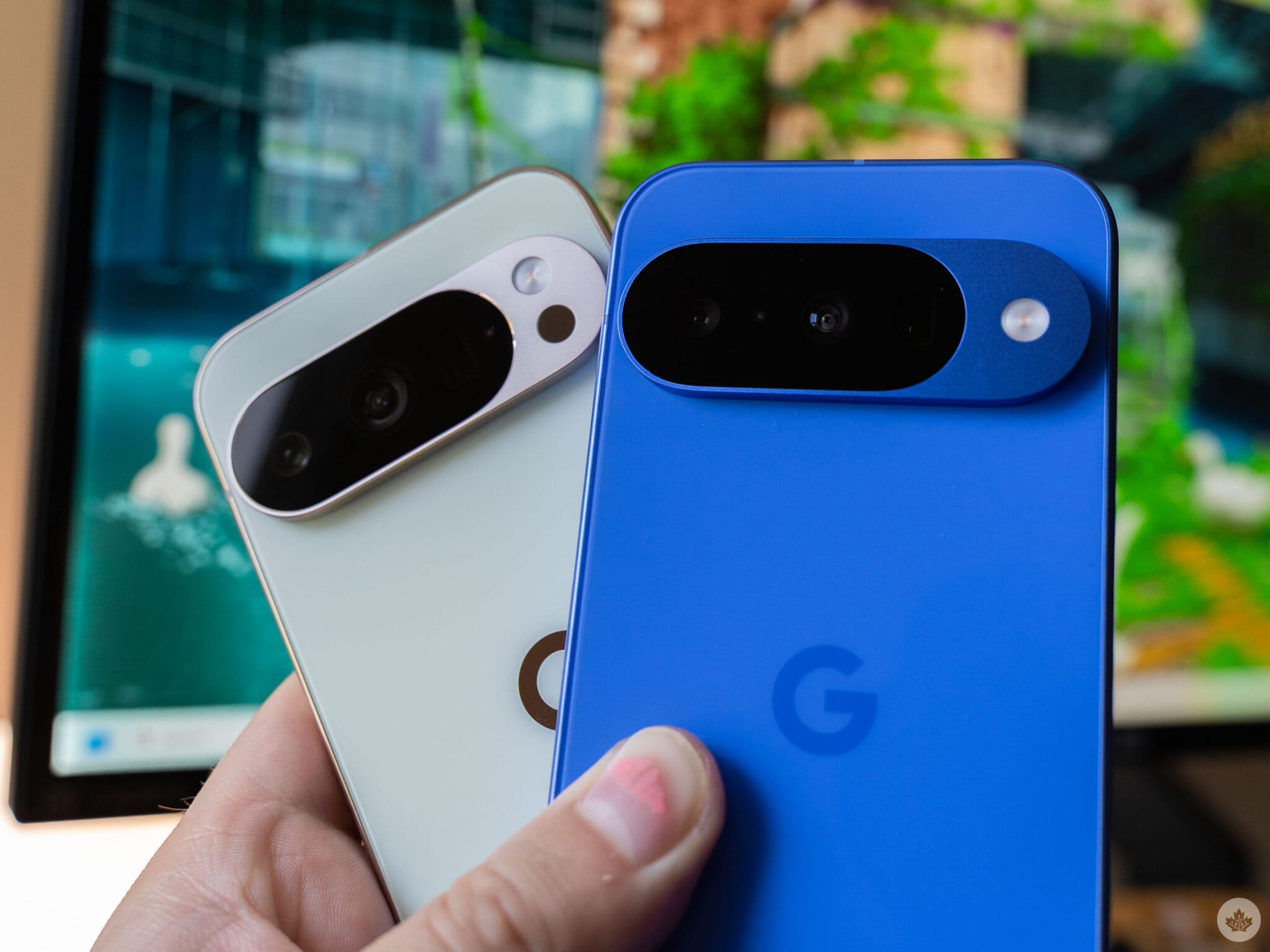 Pixel 10 Pro（左）和 Pixel 10（右）。