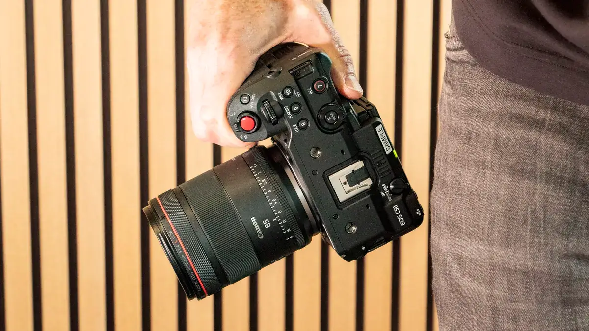 电影制作人手中的佳能 EOS C50