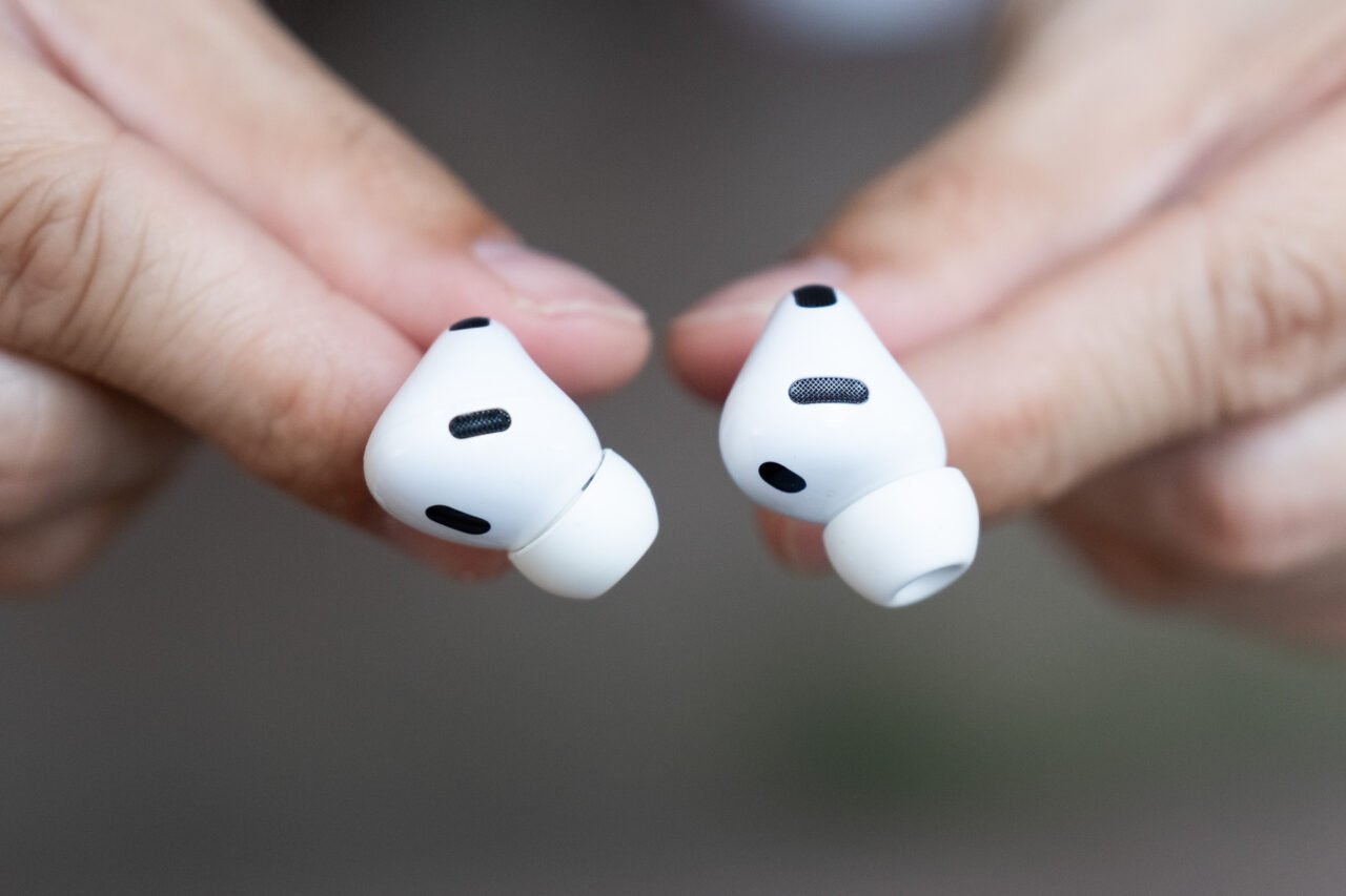 AirPods Pro 2（左）对比 AirPods Pro 3（右）