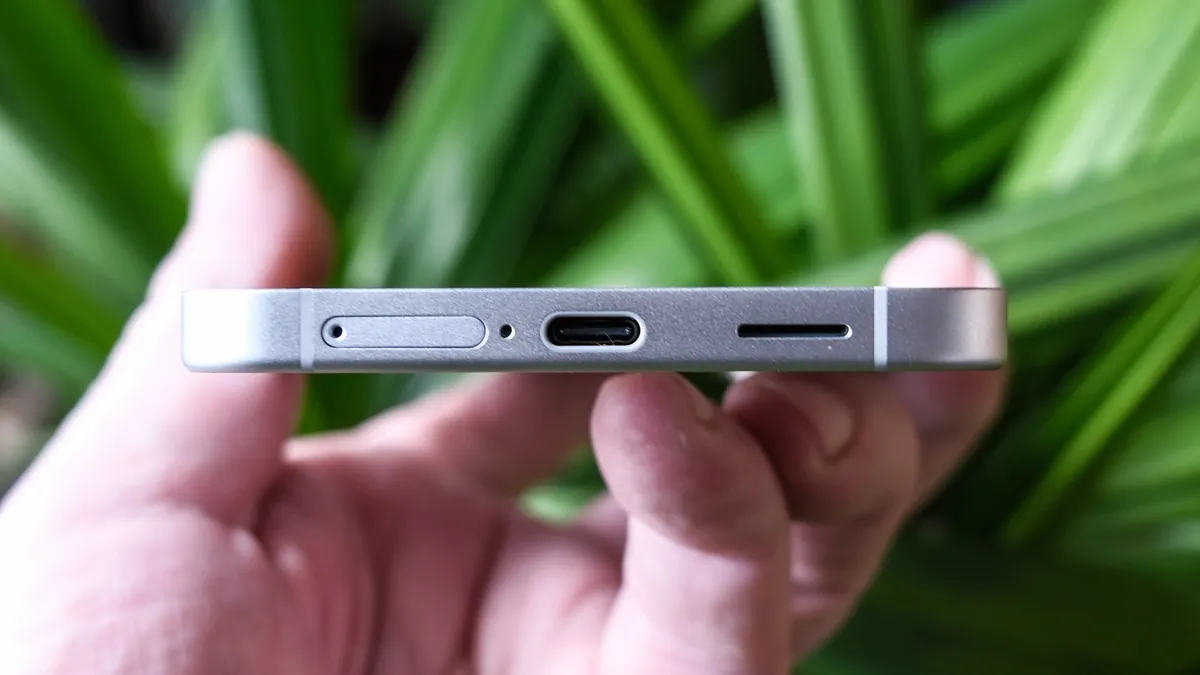 三星 Galaxy S25 FE 充电口