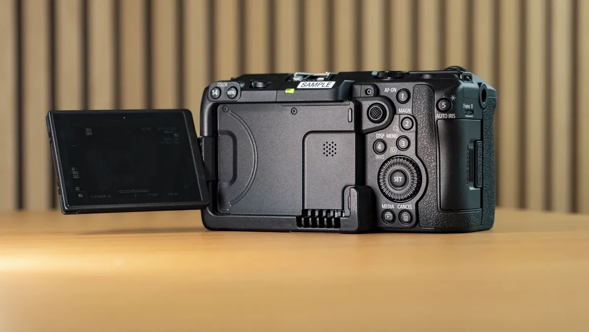 佳能 EOS C50 放在木质表面上，背面视图，屏幕翻转