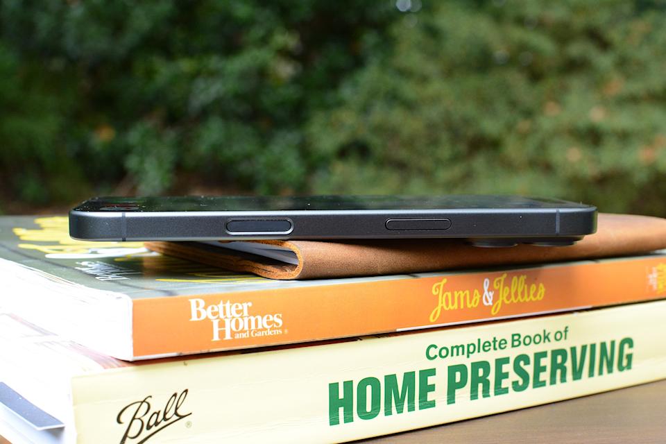 苹果去年推出的相机控制按钮又回来了。