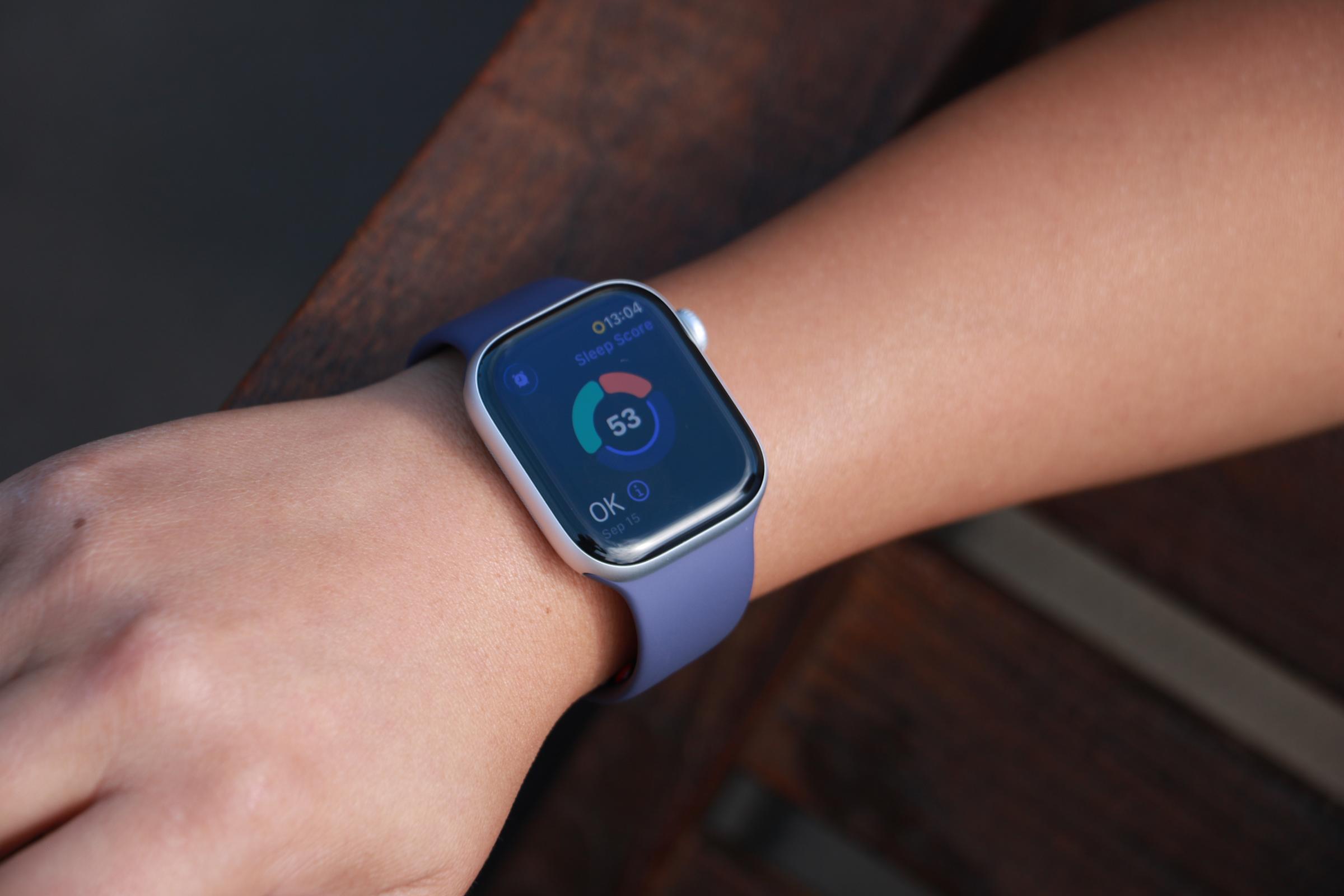 一个人手腕上的 Apple Watch Series 11，显示一个由三段弧线组成的圆环，环绕着睡眠评分 53 分，以及描述