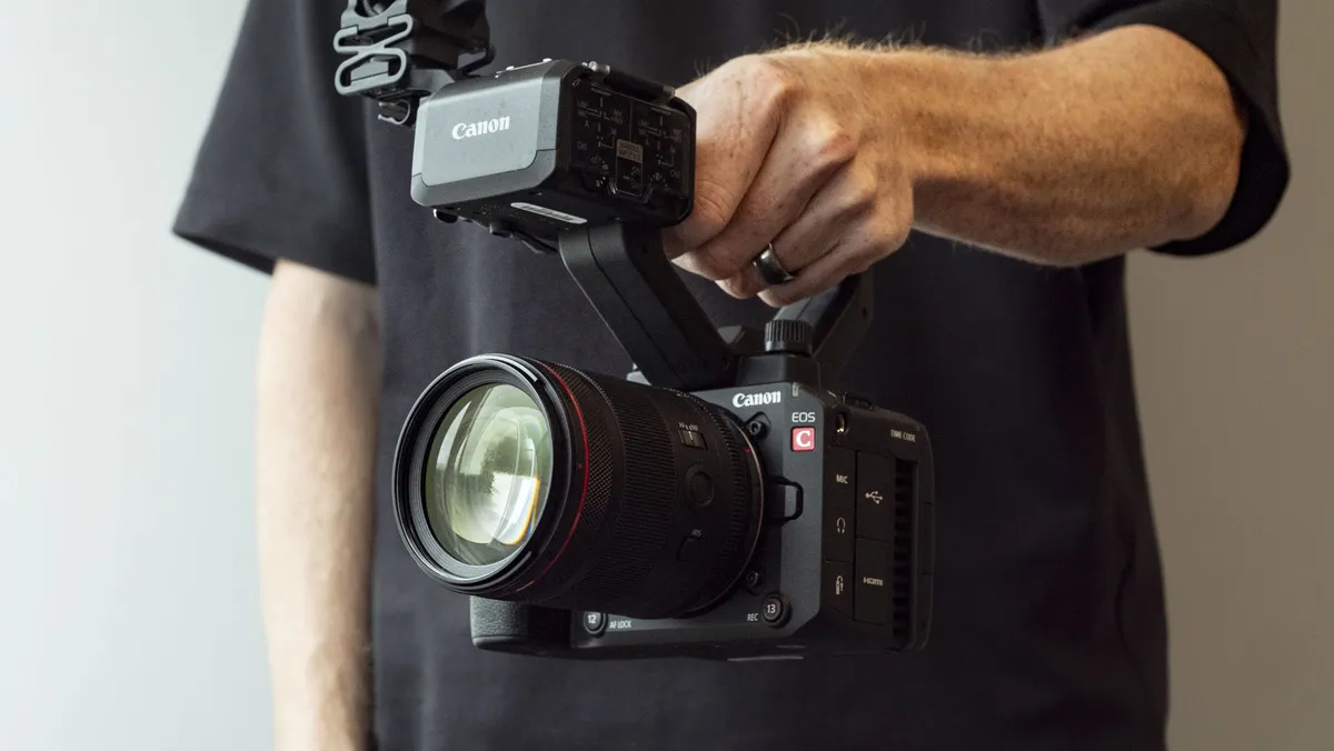 佳能 EOS C50 配有顶部手柄，由电影制片人手持