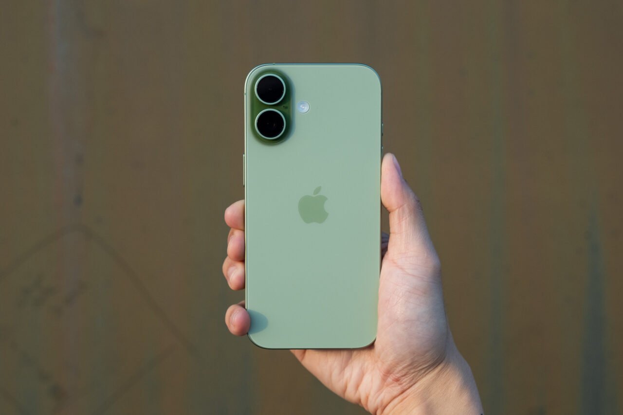 单手握持灰绿色 iPhone 17