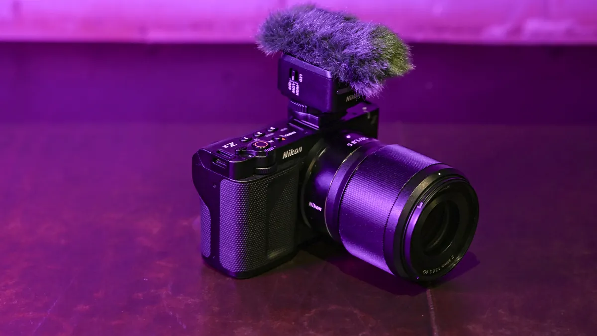 低调洋红色灯光下安装麦克风的尼康 ZR 相机