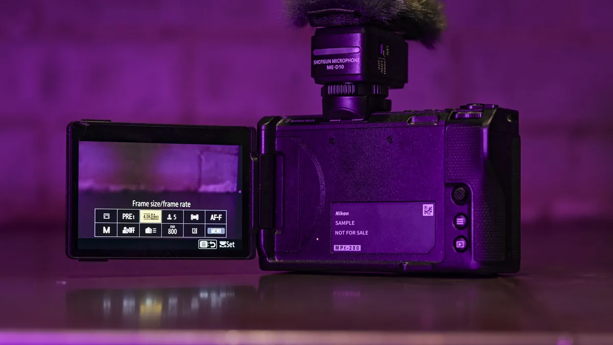 尼康 ZR 相机屏幕翻转，低调洋红色灯光下