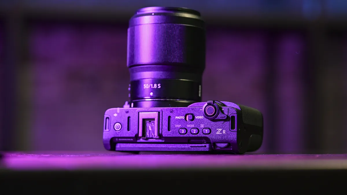 低调洋红色灯光下的尼康 ZR 相机