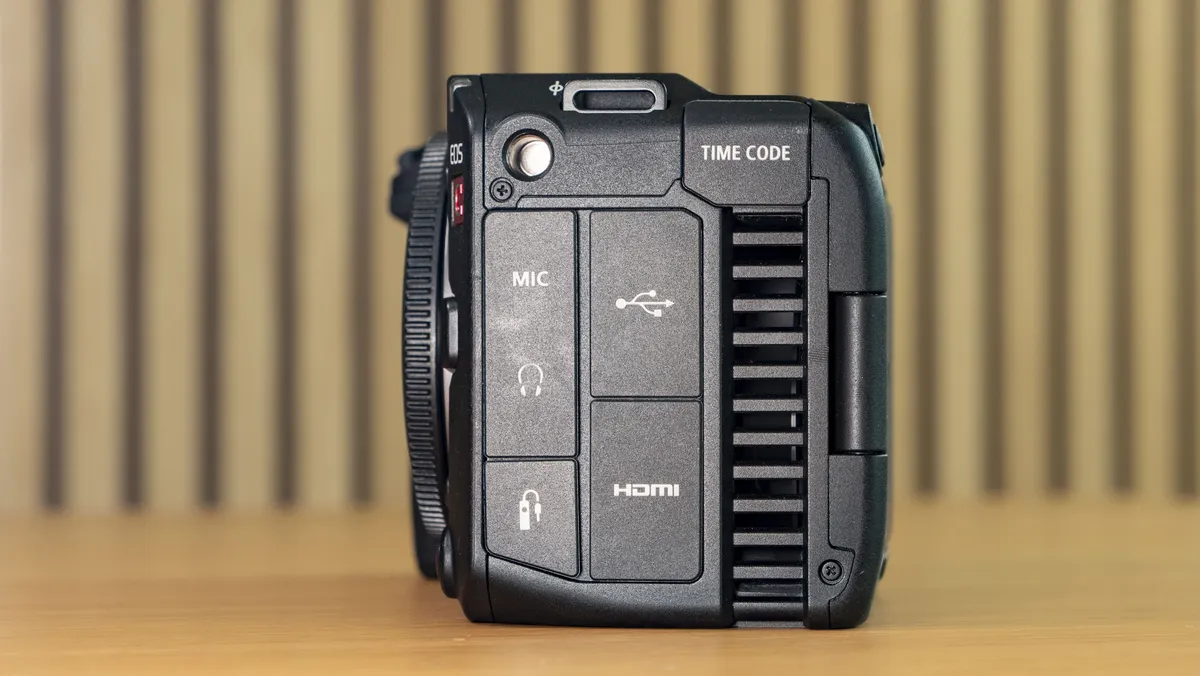 佳能 EOS C50 连接端口特写