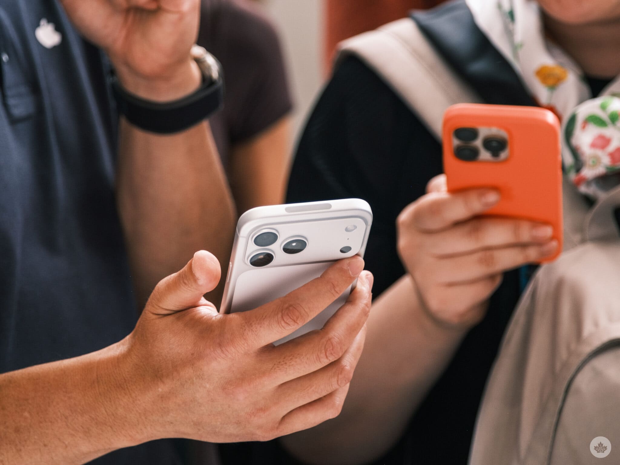 iPhone 17 Pro 白色和橙色