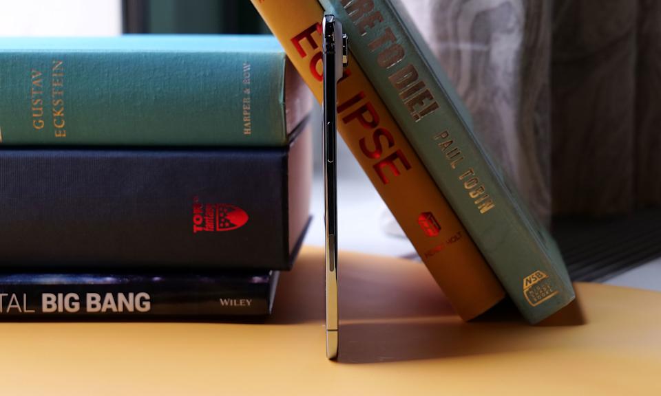 iPhone Air 厚度仅为 5.6 毫米，是迄今为止最薄的 iPhone。