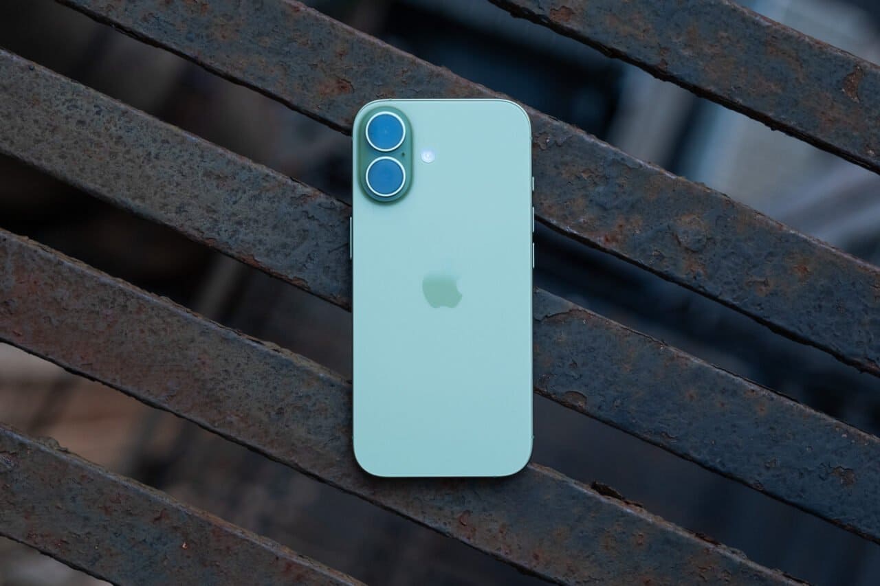 灰绿色 iPhone 17 背面