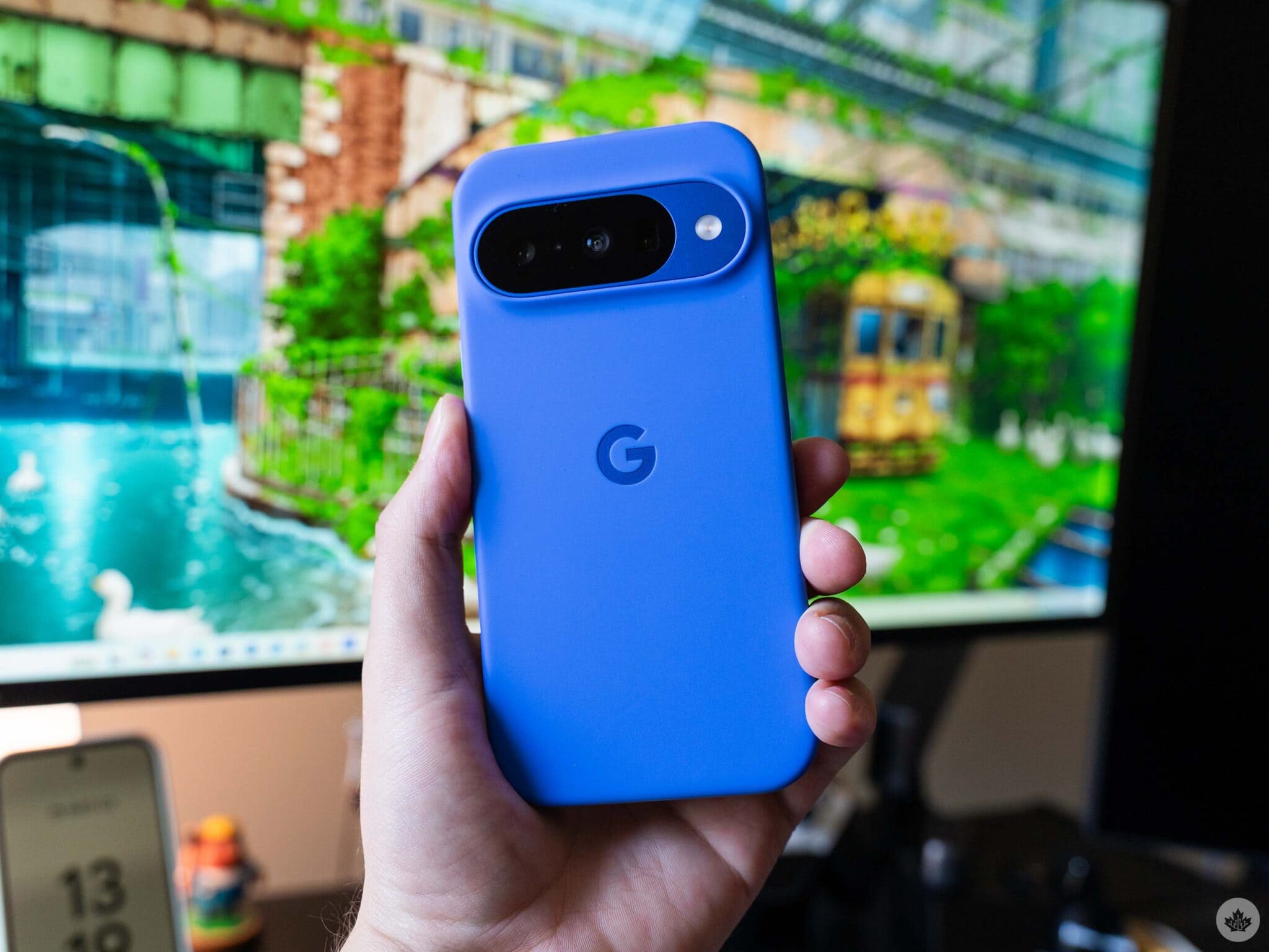 单手握持 Google Pixel 10