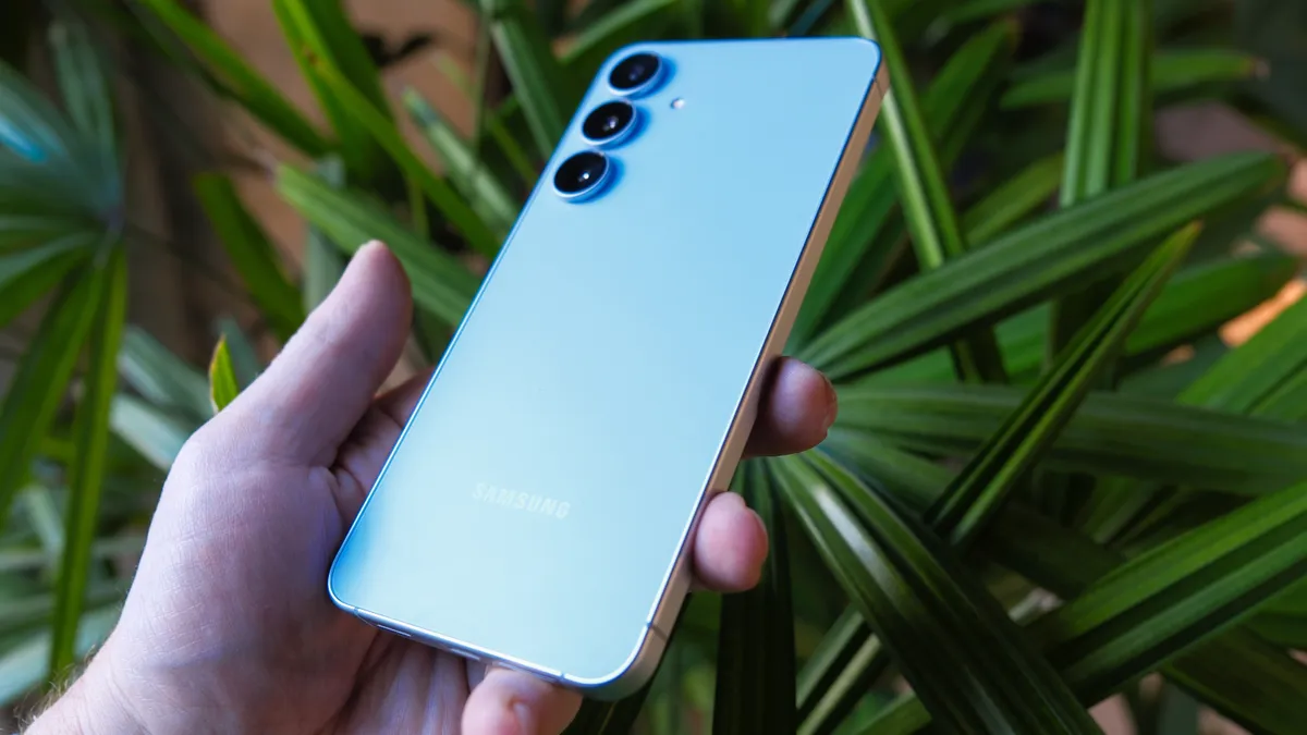 手持三星 Galaxy S25 FE