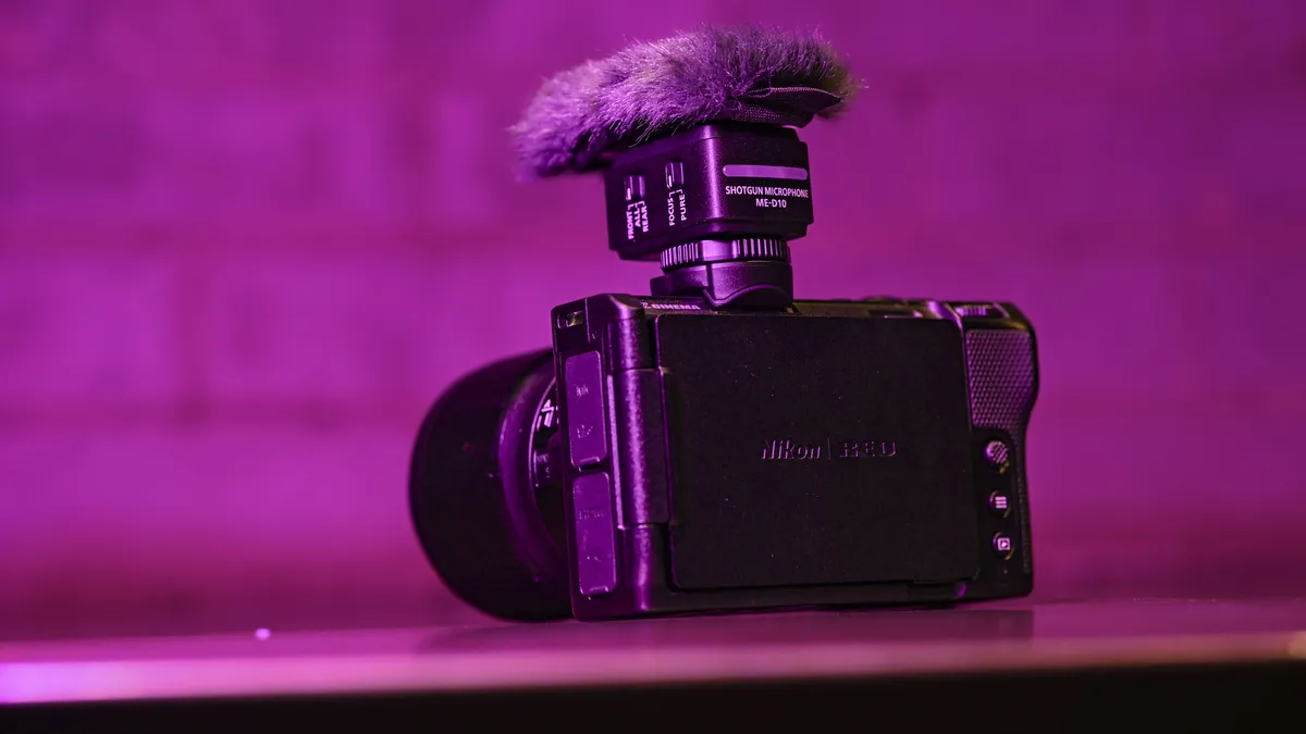 尼康 ZR 相机连接麦克风，在低调的洋红色灯光下