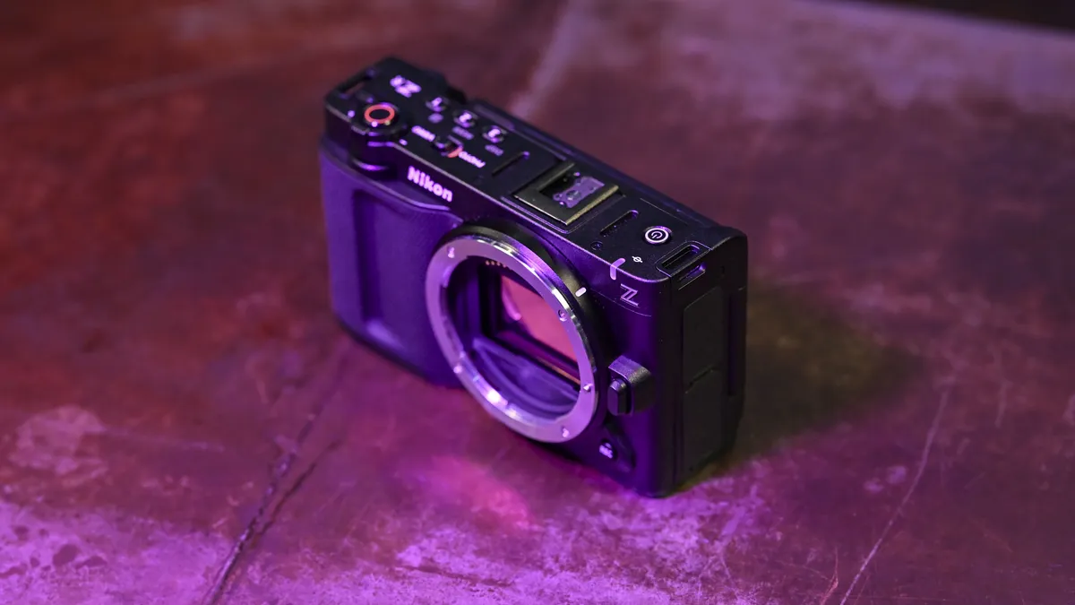 低调洋红色灯光下的尼康 ZR 相机