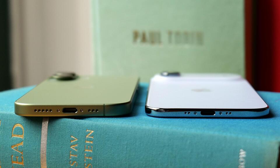 当你将 iPhone Air 与 iPhone 17 放在一起时，你会更容易欣赏它的超薄设计。