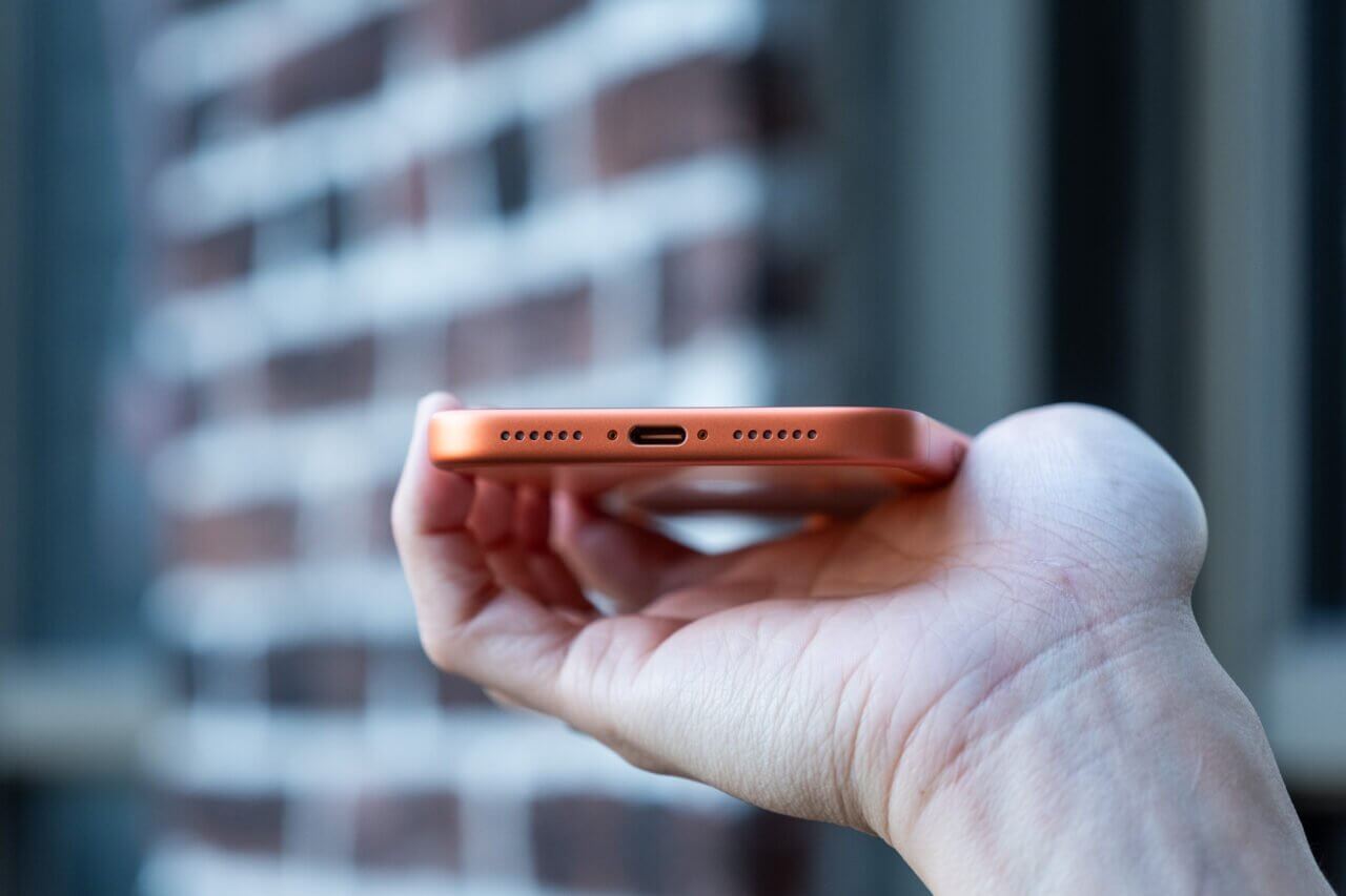 苹果 iPhone 17 Pro Max 宇宙橙，USB-C 端口