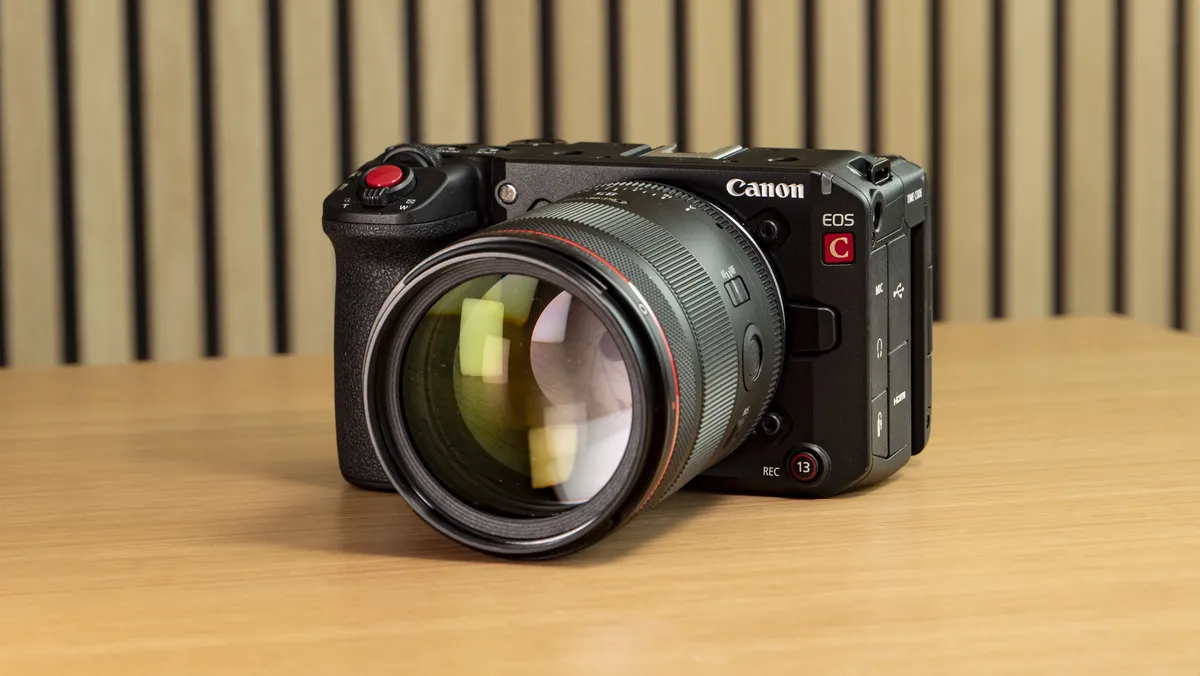 木质表面上的佳能 EOS C50，安装有 85mm F1.4L VCM 镜头