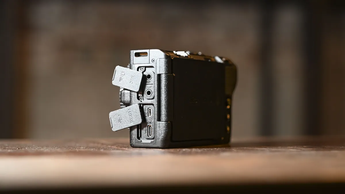 尼康 ZR 相机连接端口门打开