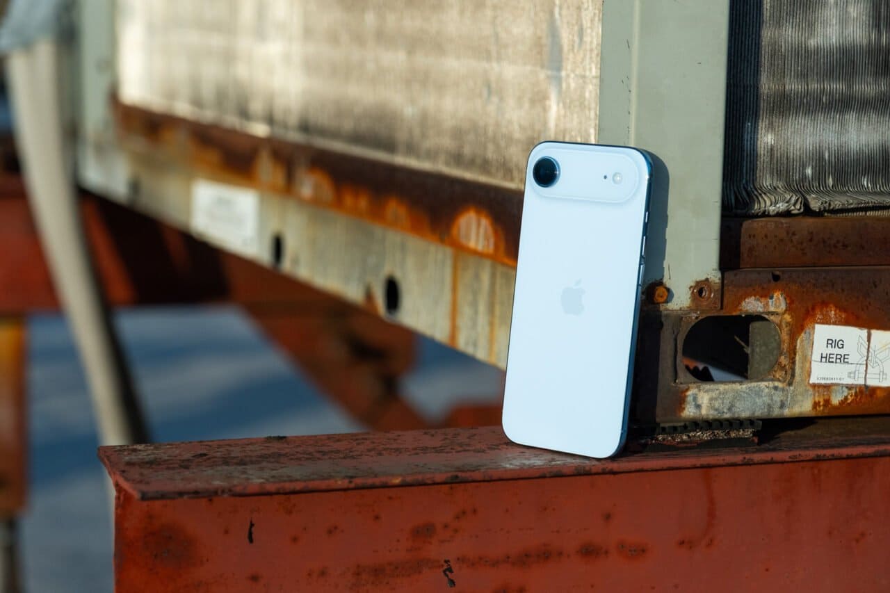 天蓝色 iPhone Air 背面