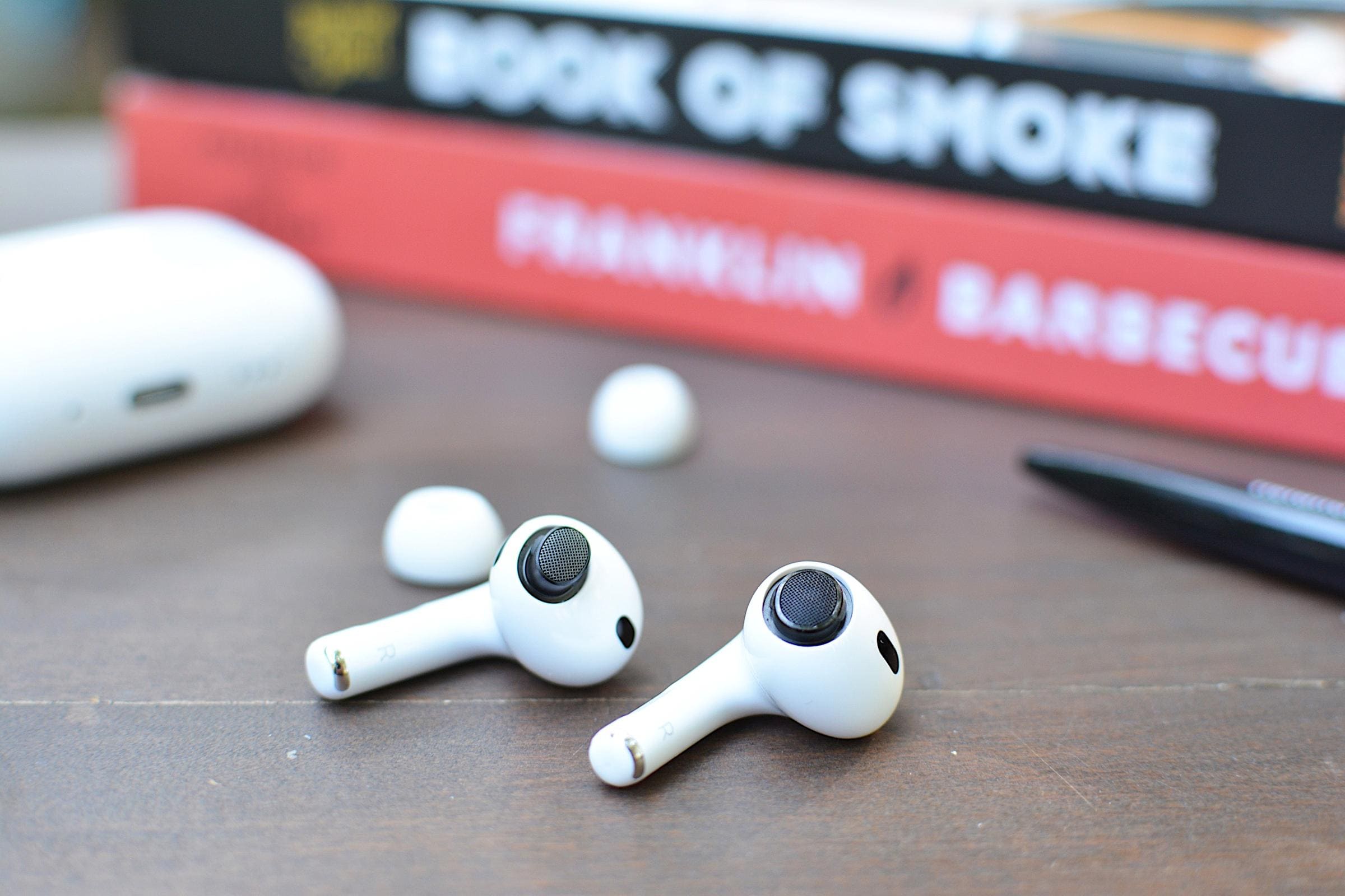 AirPods Pro 3（左）与 AirPods Pro 2（右）。