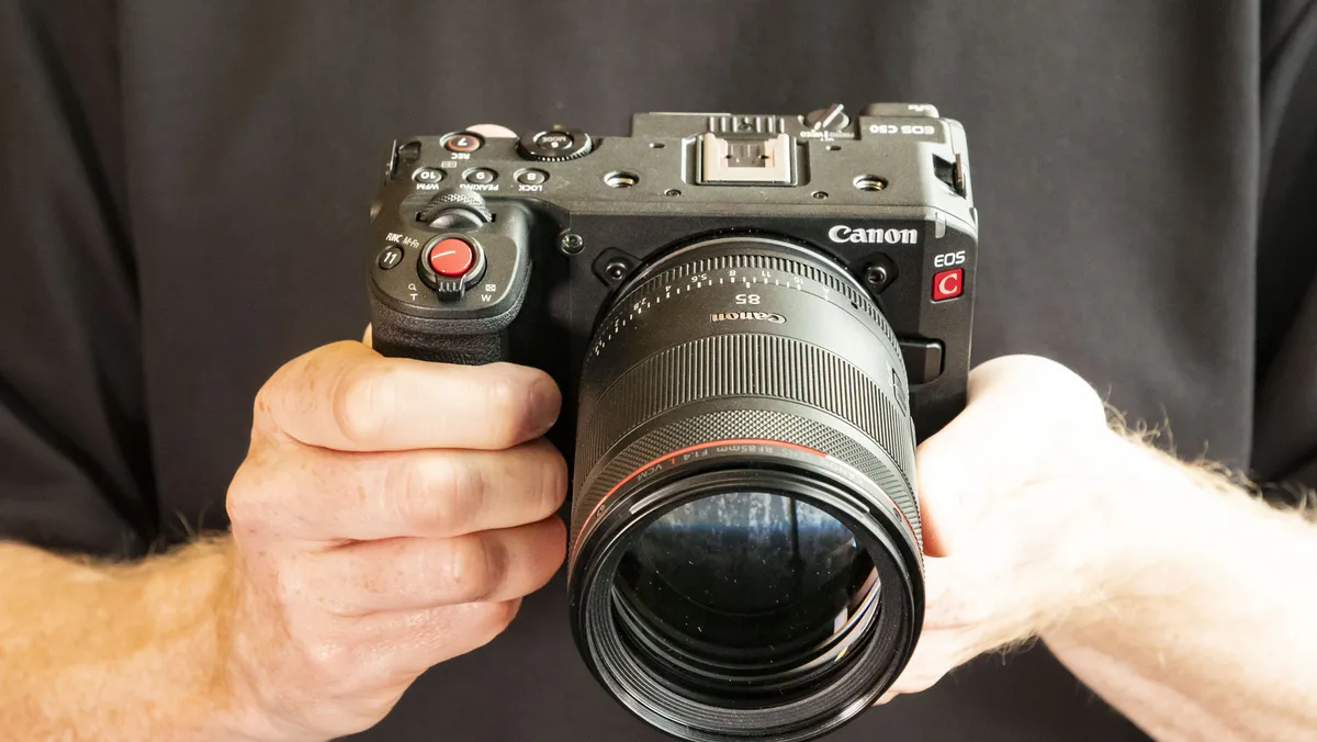 电影制作人手中的佳能 EOS C50