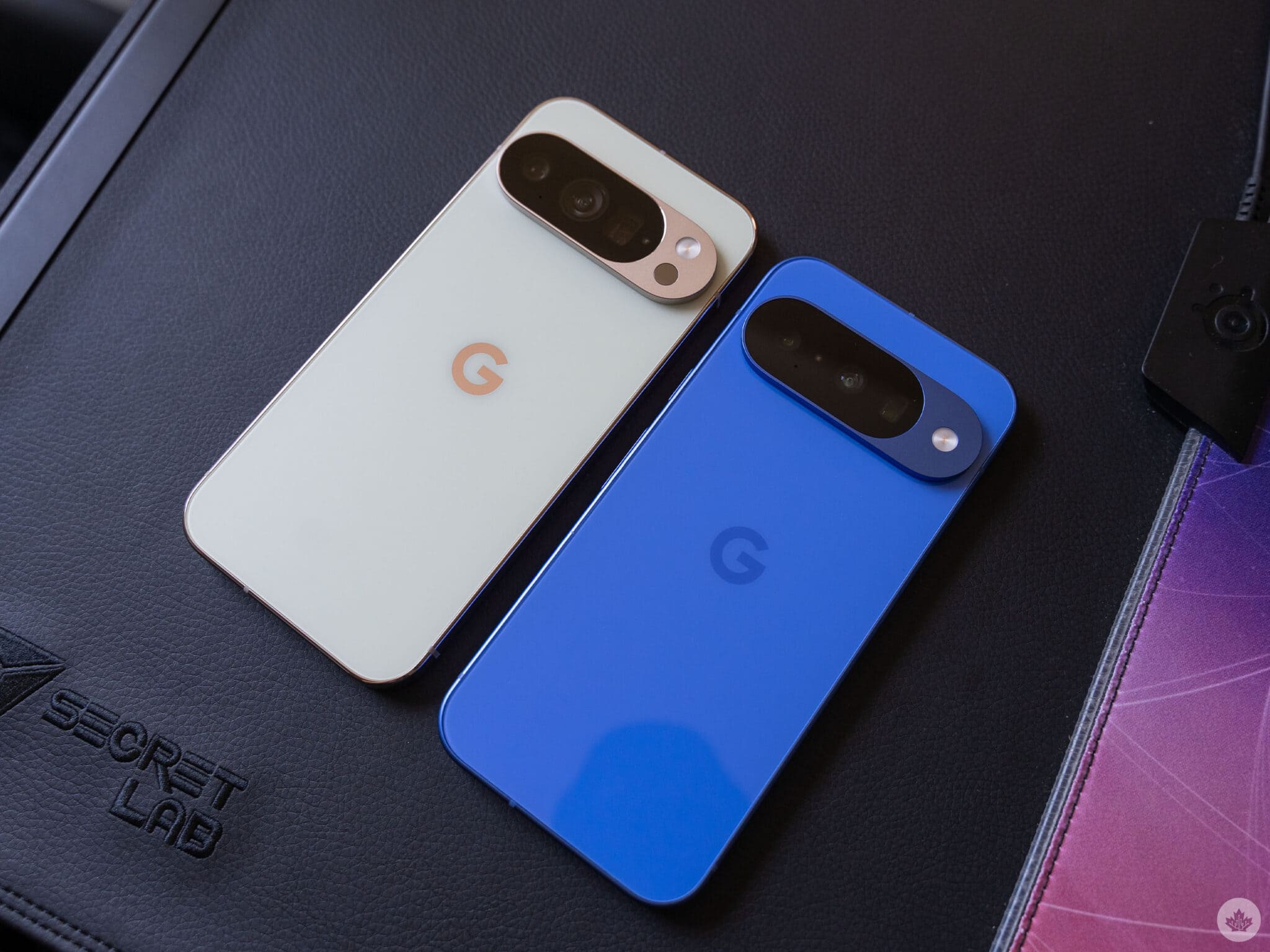 Google Pixel 10 Pro（左）和 Pixel 10（右）。