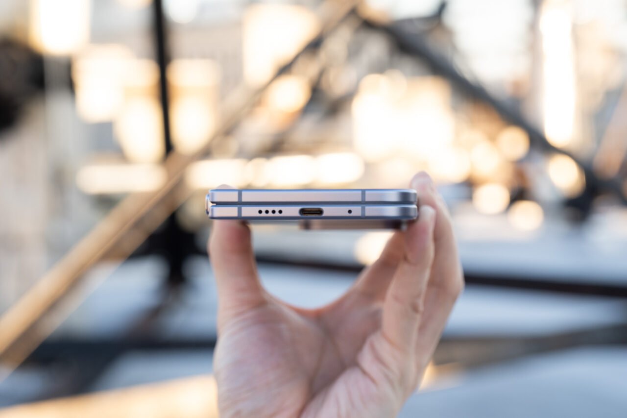 Google Pixel 10 Pro 折叠手机充电口