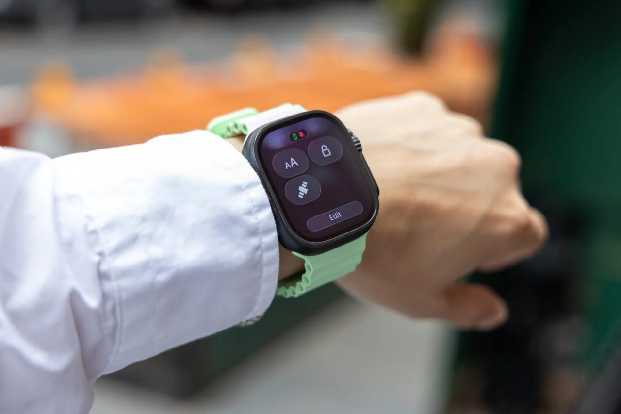 Apple Watch Ultra 3 戴在手腕上