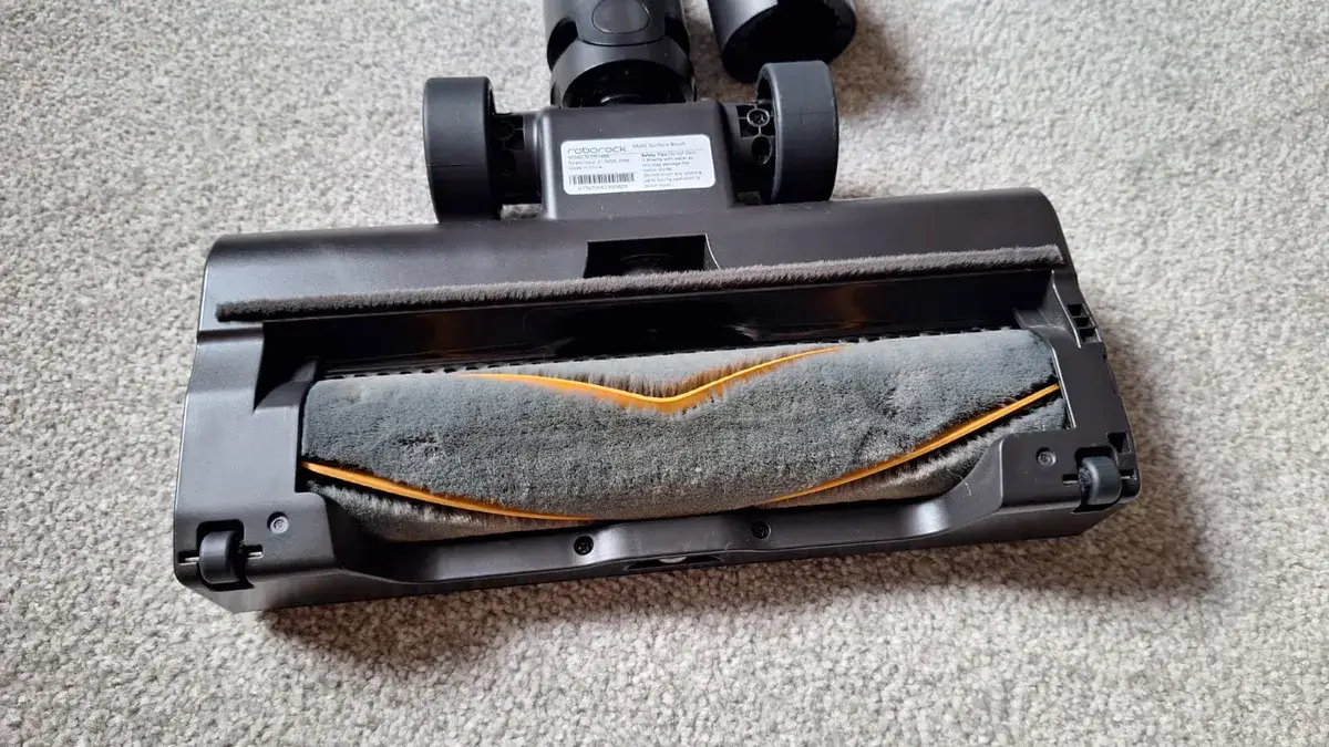 Roborock H60 Hub Ultra 吸尘器主地板头底部特写