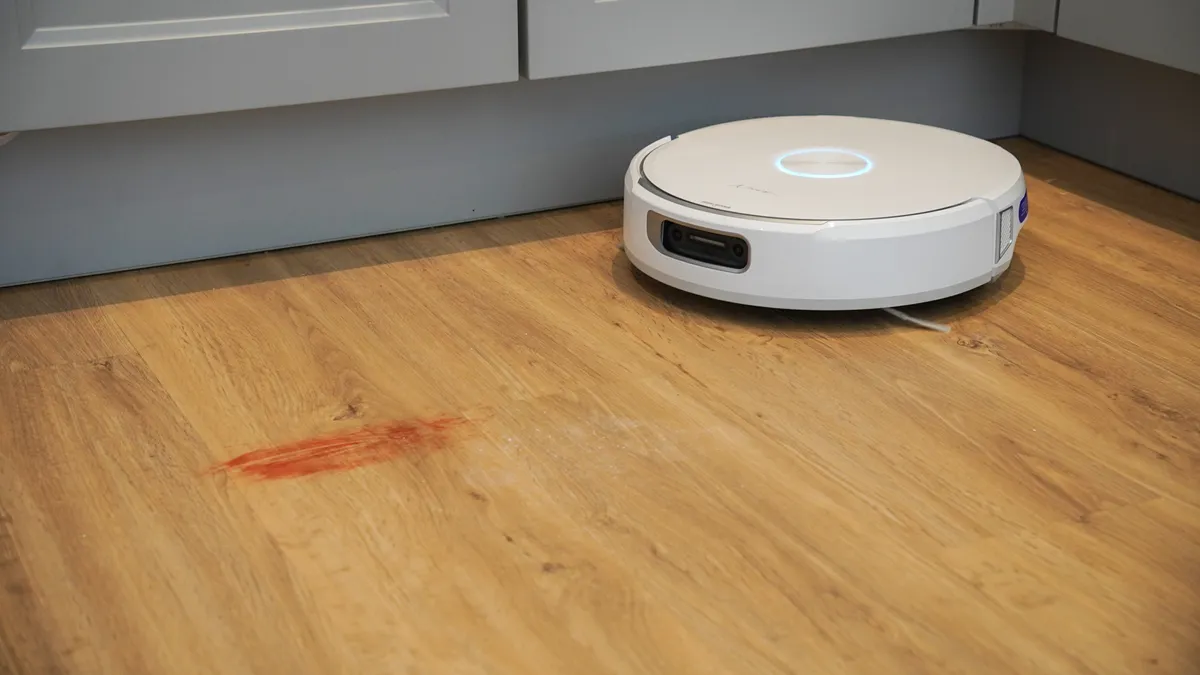 在硬地板上放上水和番茄酱，准备进行拖地测试