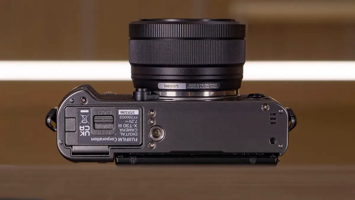 玻璃桌上的富士 X-T30 III 相机底面