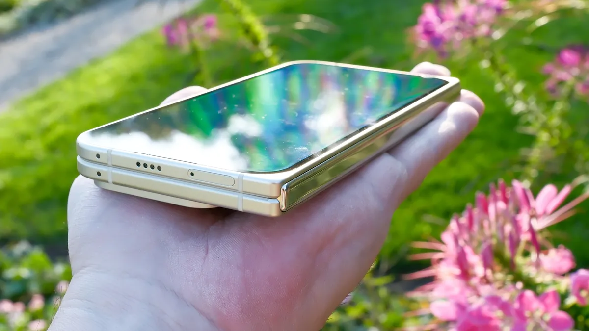 翡翠绿色的 Google Pixel 10 Pro Fold 放在手掌心